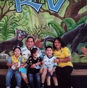 Meet your Posher, Elia